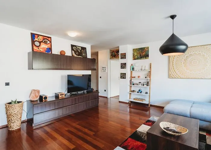 Cozy Nest In Quiet Neighbourhood, Free Parking